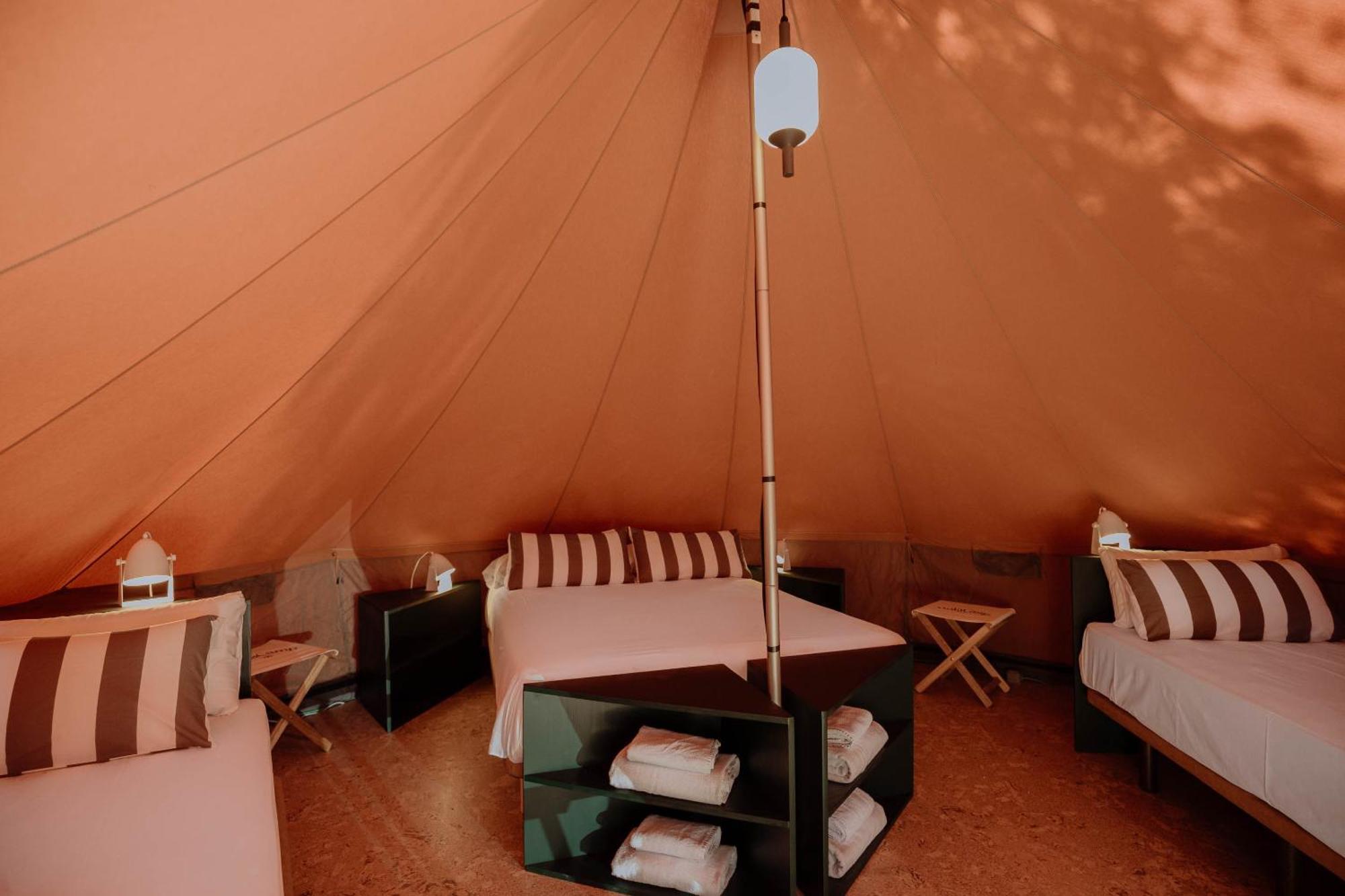 Отель Holacamp Sitges Fun Экстерьер фото