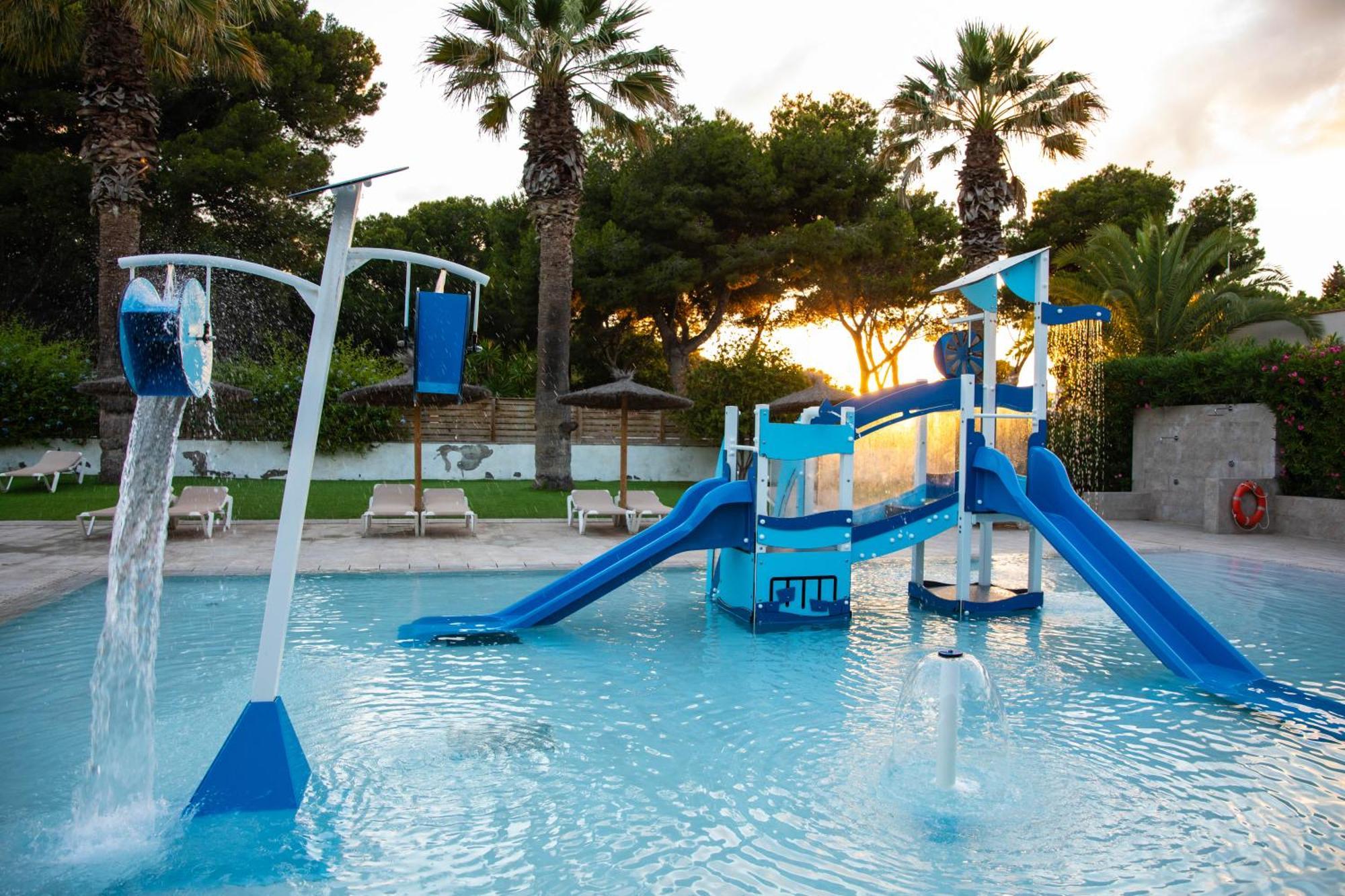 Отель Holacamp Sitges Fun Экстерьер фото